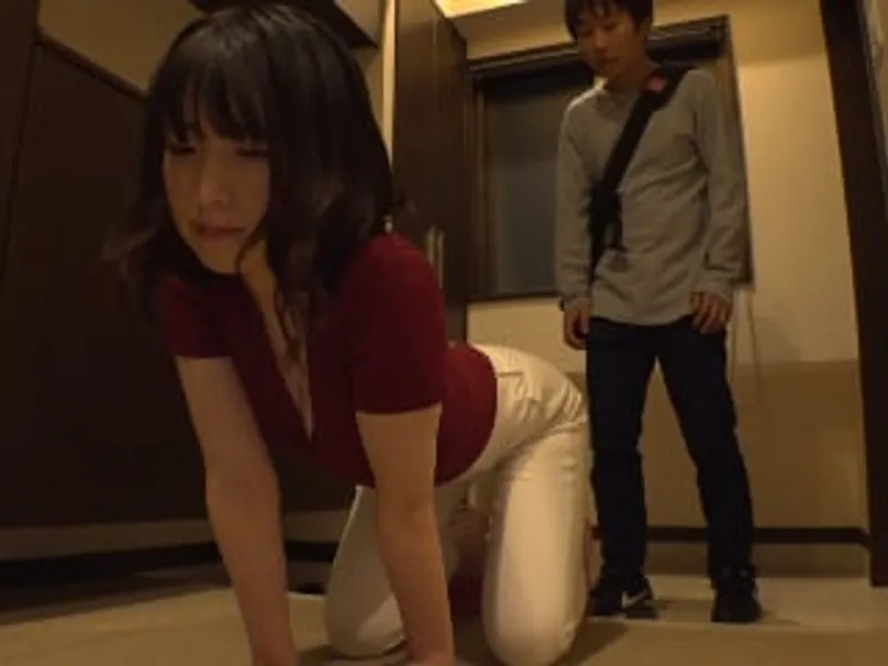 Anh xã lo làm việc, vợ yêu ở nhà vụng trộm với cậu thanh niên phòng bên