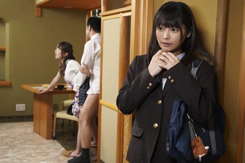 Con yêu riêng thấy thèm khi nhìn trộm bố dượng xoạc mẹ