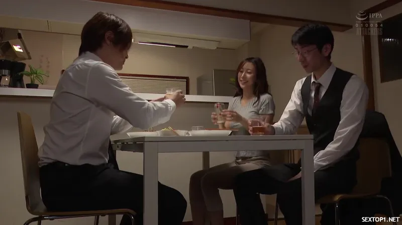 đến nhà quản lý ở nhờ, cưỡng dục luôn vợ yêu sếp