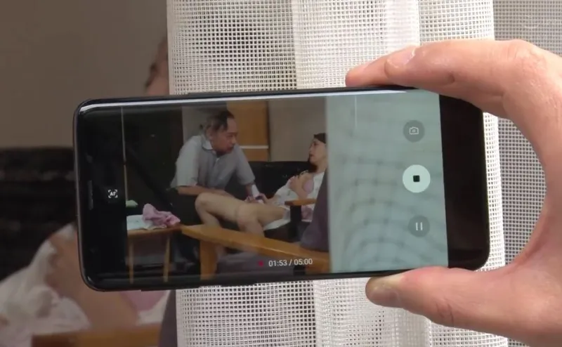 Người yêu của con trai gian díu với bố chồng yêu bị gã quản lý khu phố phát hiện