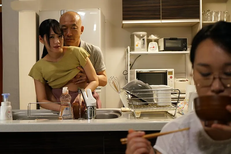 Gã chồng làm tình con gái riêng của bà xã khi biết bà xã không thể sinh con cho mình