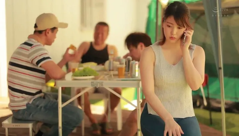 Gã chồng khờ để vợ yêu tham gia sự kiện cắm trại với mấy gã cạnh nhà và cái kết