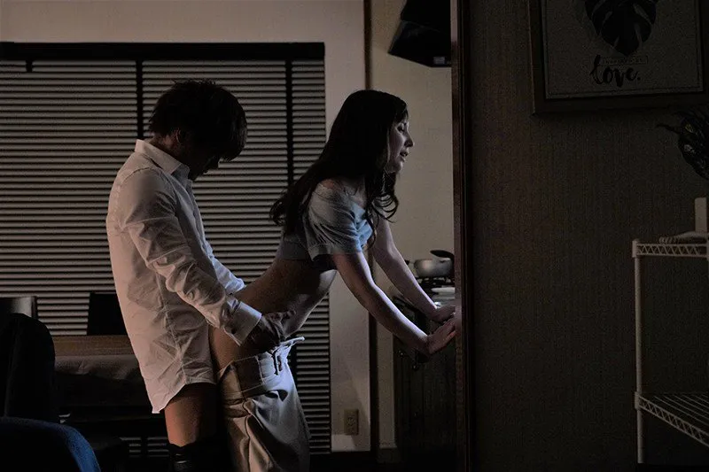 Tiền bối đi công tác, cậu nhân viên đến nhà nắc cô vợ ông ấy