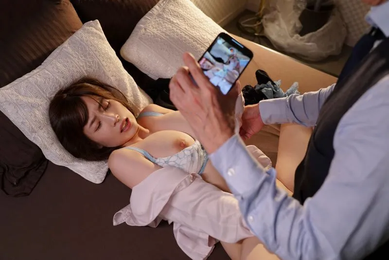 Quản lý chuốc thuốc em thư ký bắt trả bài cả đêm khi đi bàn việc làm ăn xa